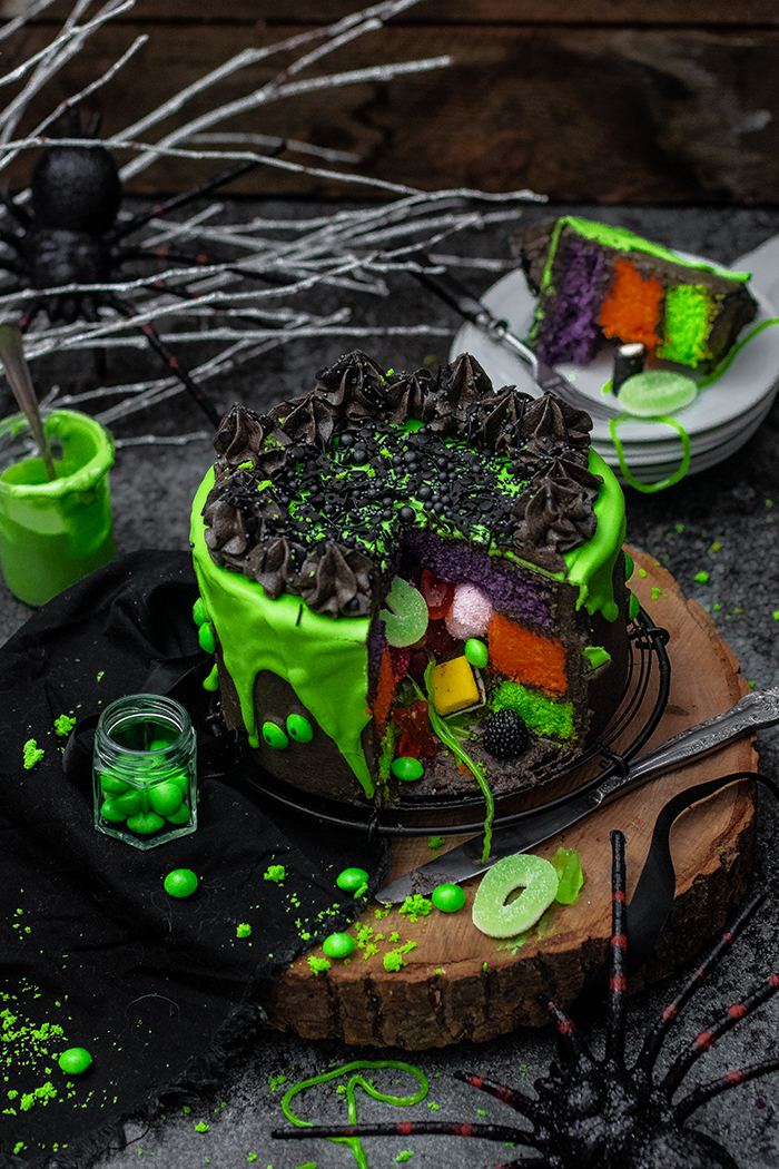Halloween Slime Piñata Torte