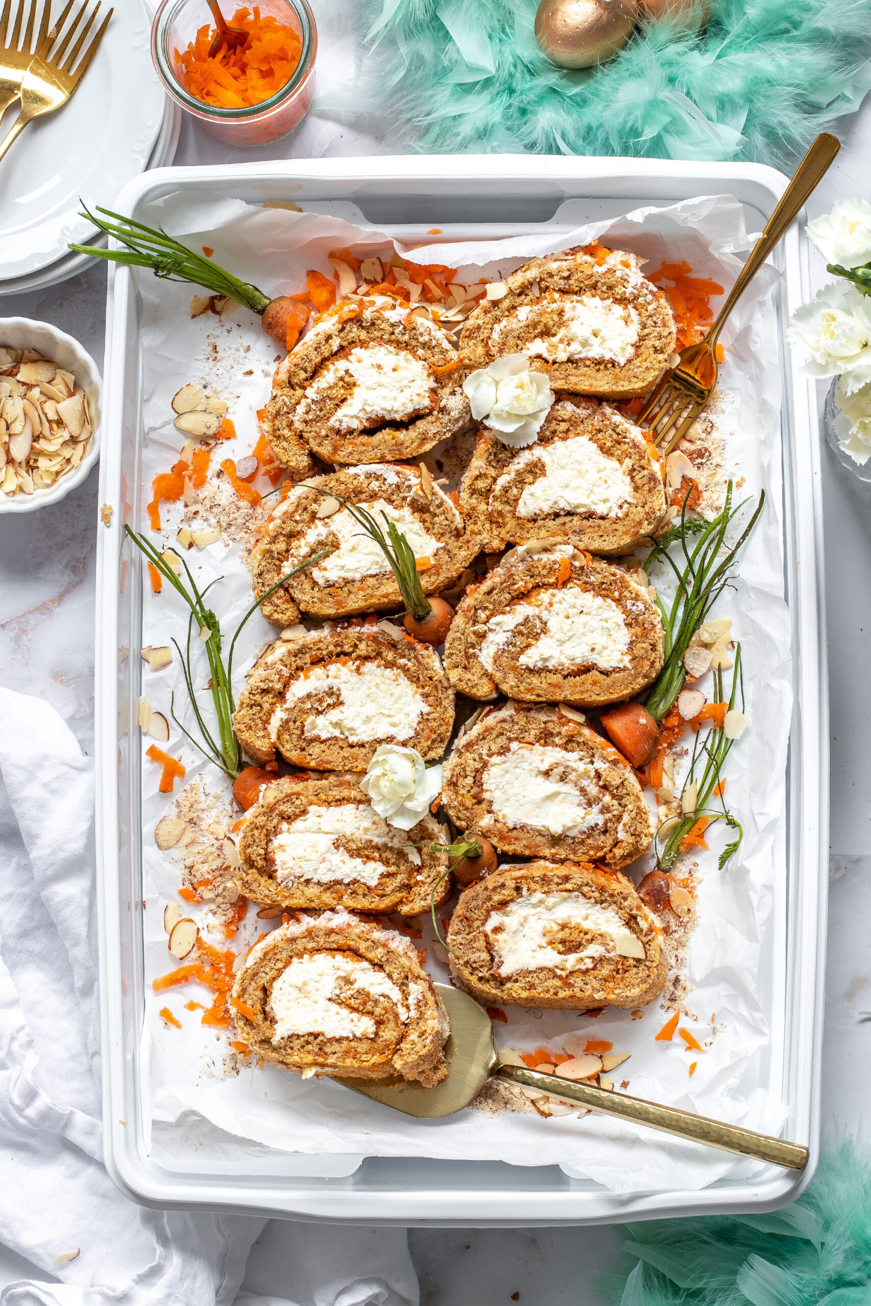 Carrot Cake Biskuitrolle mit Frosting